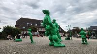 Reisende Riesen am Bahnhof von Westerland