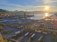 Blick aus dem Hotel Lloyds Baia auf den Handelshafen von Salerno