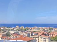 Blick über die Dächer auf das Tyrrhenische Meer - Kalabrien