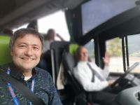 ein gutes Team - der Reiseleiter mit dem Busfahrer