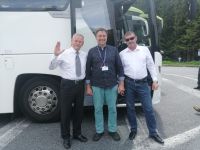 beide Busfahrer und der Reiseleiter Andrej