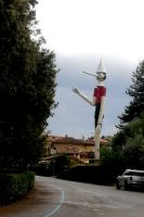 Pinocchio grüßt am Straßenrand in Collodi