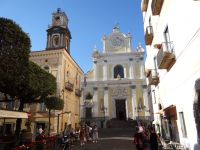 Minori, die breite Fassade der Basilika der Hl. Trofimena drängt sich durch die engen Gassen.