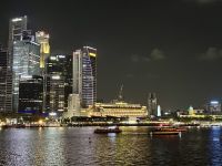 2. Tag: Ankunft in Singapur – Blick zum Fullerton Hotel und Bankenviertel von Singapur am Abend
