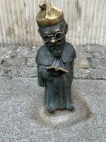 Zwerg vor Uni