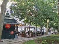 Ursprünglich Verkaufskioske -jetzt kleine Parkcafés