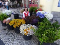 Blumenverkäuferin vor der Markthalle