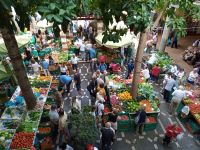 Bauern von den Döprfern verkaufen ihre Produkte im Innenhof der Markthalle