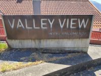 Tag 1 Blick auf Schriftzug vom Hotel Encumeada