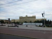 In St. Petersburg begrüßte uns ein Lenin-Denkmal. Das Gebäude im Hintergrund sollte ursprünglich als Stadtverwaltung dienen.