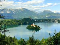 Beder See mit Burg Bled im Hintergrund