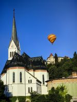 Sankt Martinskirche am Bleder See mit aufsteigendem Ballon