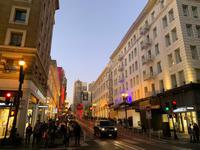 Die Straßen von San Francisco in abendlicher Beleuchtung