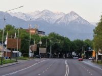 Almaty liegt direkt am Nordrand des Tian Shan: Trans-Ili Alatau