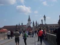 DSCN0552  Mainbrücke zur Stadt