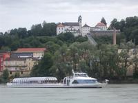 DSCN0705 neustes Ausflugs Schiff auf der Donau 