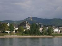  am Ufer des Rheins