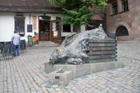 Hasenskulptur aus Bronze