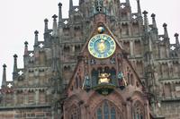 12.00 Uhr, die Figuren bewegen sich