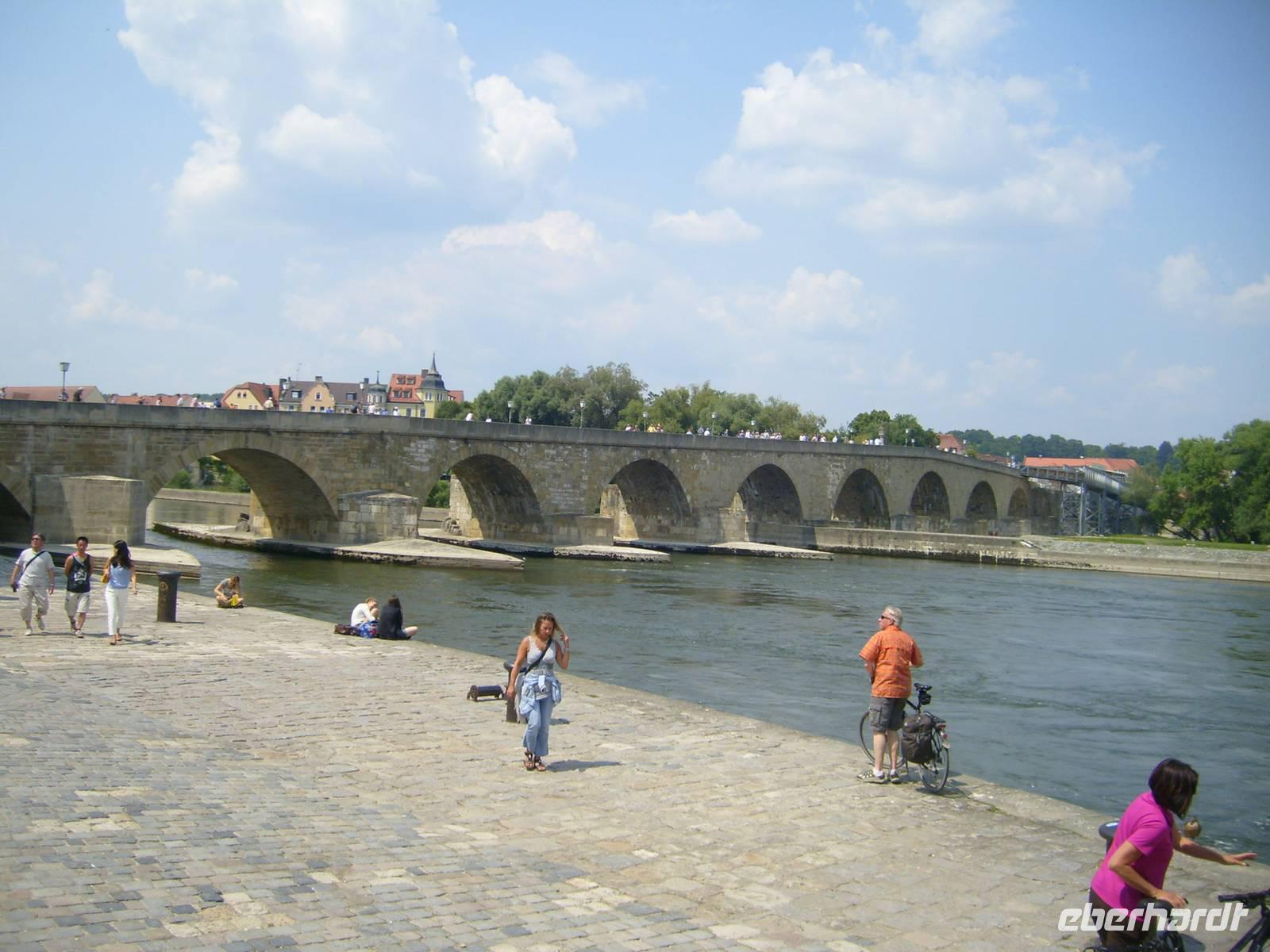 Blick auf die alte Römerbrücke üb er die Donau in Regensburg