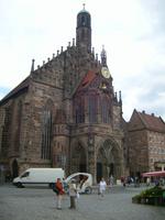 die Frauenkirche von ihr wird der Christkindelmarkt eröffnet