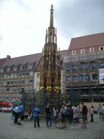 vor dem schönen Brunnen auf dem Hauptmarkt in Nürnberg