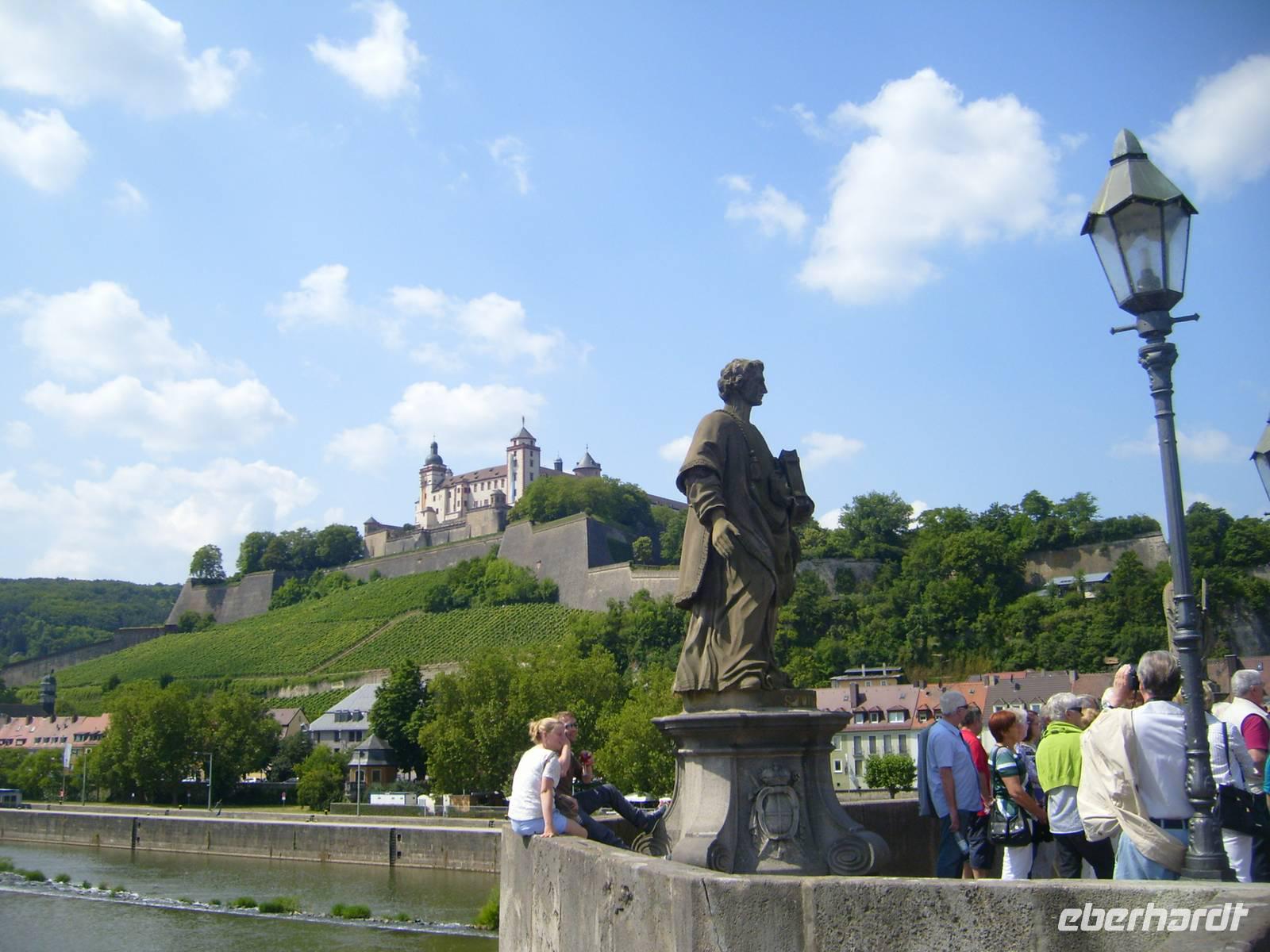 auf der Mainbrücke in Würzburg