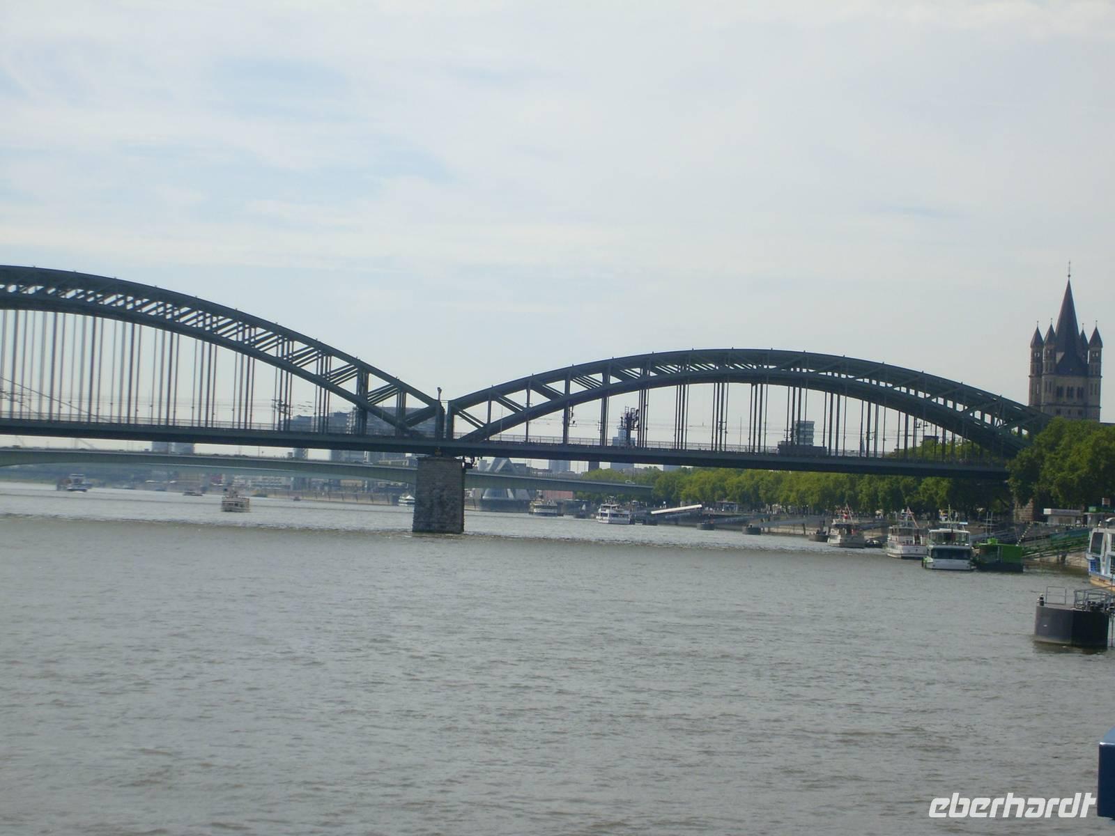 die Hohenzollernbrücke führt direkt zum Hauptbahnhof/Köln