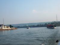 Reger Schiffsverkehr auf dem Rhein