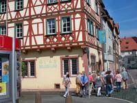 Am Glasmuseum vorbei