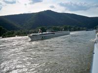 Reger Schiffsverkehr auf dem Rhein