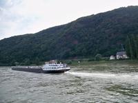Reger Schiffsverkehr auf dem Rhein