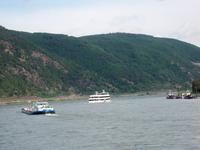 Reger Schiffsverkehr auf dem Rhein