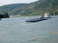 Reger Schiffsverkehr auf dem Rhein