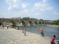 Blick auf die alte Römerbrücke üb er die Donau in Regensburg