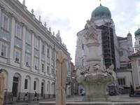 DSCN0709  Bischhofs Residenz mit Brunnen