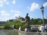 auf der Mainbrücke in Würzburg