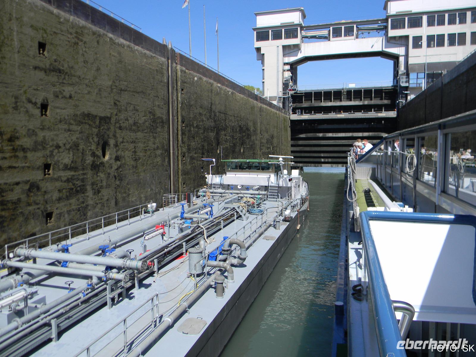 Schleuße mit Tanker vor dem Heben