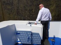 Kapitän Marco in der Schleuse