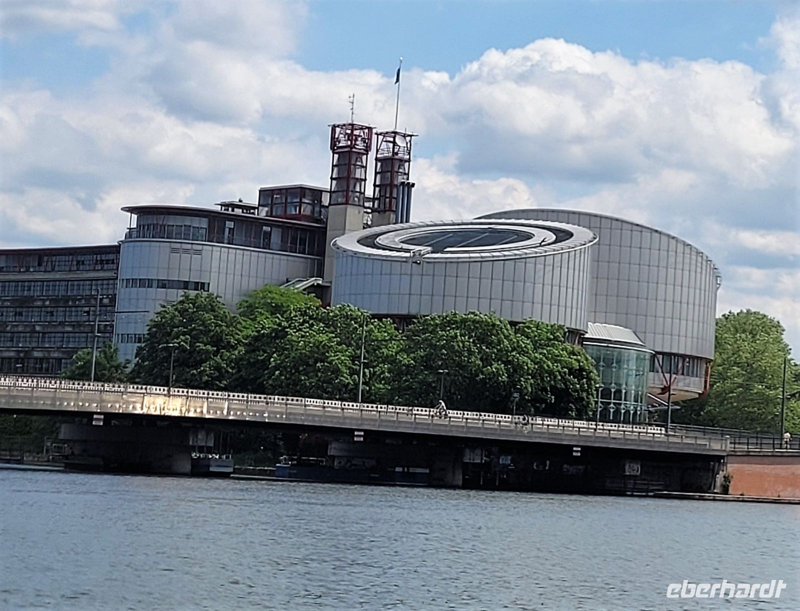 Parlamentsgebäude an der ILL