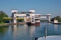 Warten vor der Schleuse