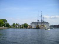 historisches Handelschiff dahinter das Schifffahrtmuseum