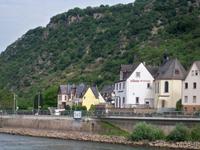 Kirche und Schenke am Rheinufer