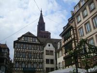 kleine Fachwerkhäuser - imposanter Dom mit einem Turm