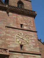 2 Uhren, Sonnenuhr und mechanische Uhr