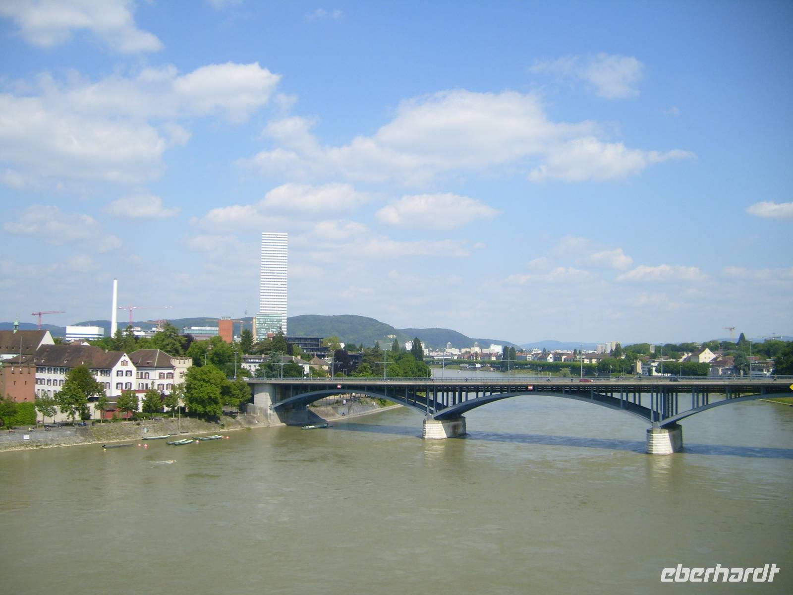 Blick auf das höchste Gebäude der Schweiz - 181m