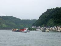Reger Schiffsverkehr auf dem Rhein