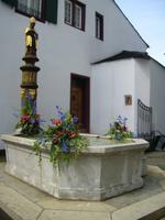 Brunnen am Rheinufer