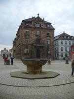 Brunnen mit Blick zur Stadt