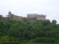 Burgruienen entlang unserer Fahrt auf dem Rhein